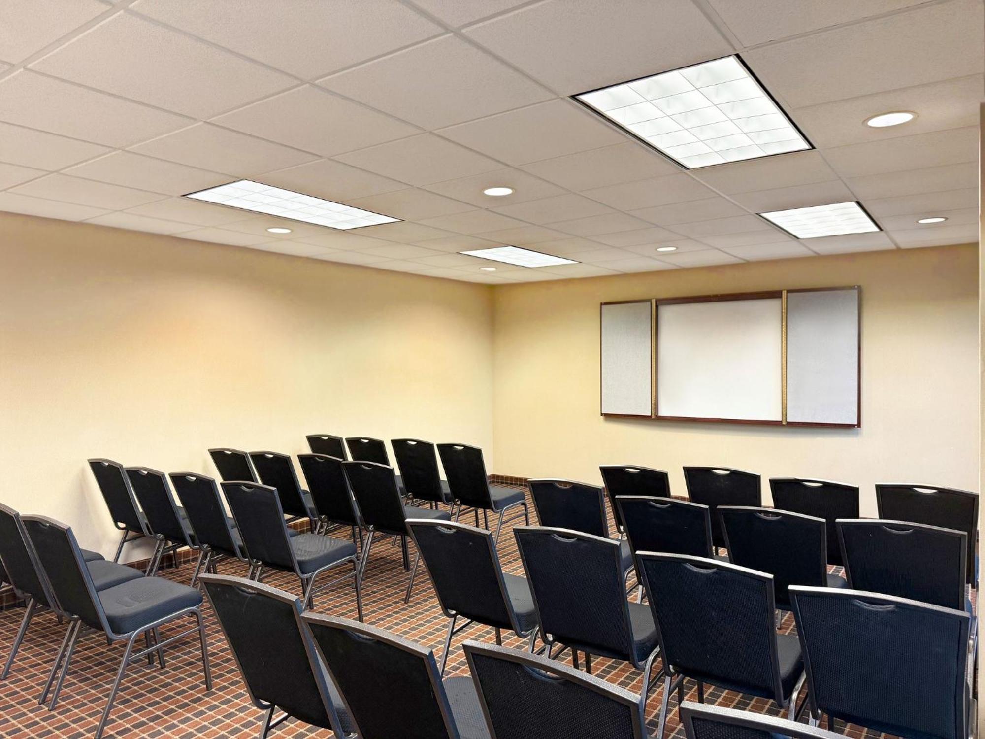 Holiday Inn South Plainfield-Piscataway By Ihg Εξωτερικό φωτογραφία